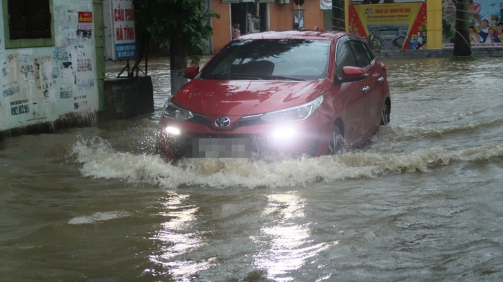 Mưa lớn, nhiều tuyến đường TP Vinh chìm trong 'biển nước'- Ảnh 1. Mưa lớn, nhiều tuyến đường TP Vinh chìm trong 'biển nước'- Ảnh 1.
