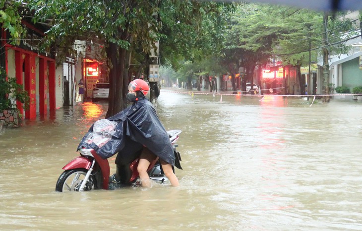 Mưa lớn, nhiều tuyến đường TP Vinh chìm trong 'biển nước'- Ảnh 6. Mưa lớn, nhiều tuyến đường TP Vinh chìm trong 'biển nước'- Ảnh 6.