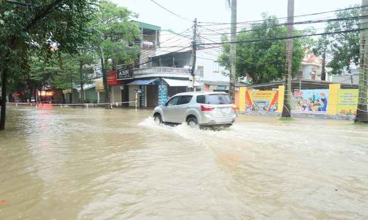 Mưa lớn, nhiều tuyến đường TP Vinh chìm trong 'biển nước'- Ảnh 3. Mưa lớn, nhiều tuyến đường TP Vinh chìm trong 'biển nước'- Ảnh 3.