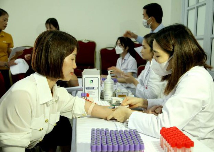 Xét nghiệm sàng lọc bệnh Thalassemia cho các cán bộ, nhân viên y tế.