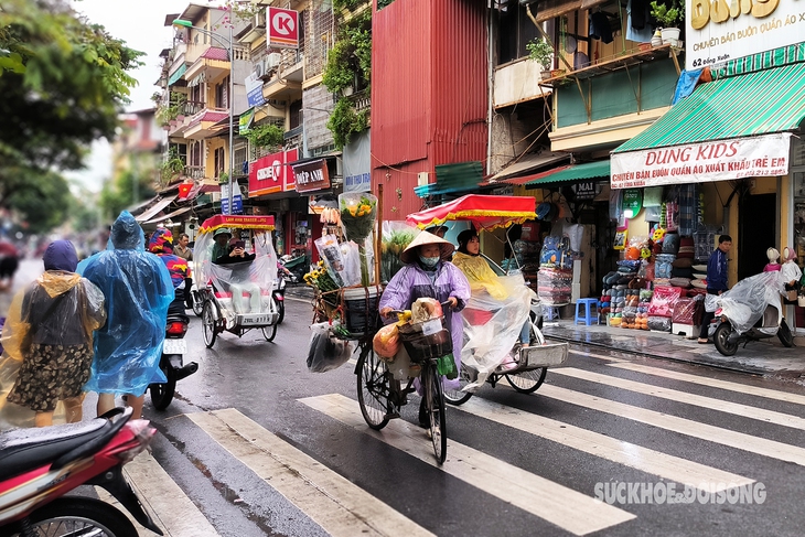 Những phụ nữ dầm mưa mưu sinh trong gió lạnh đầu mùa - Ảnh 1.