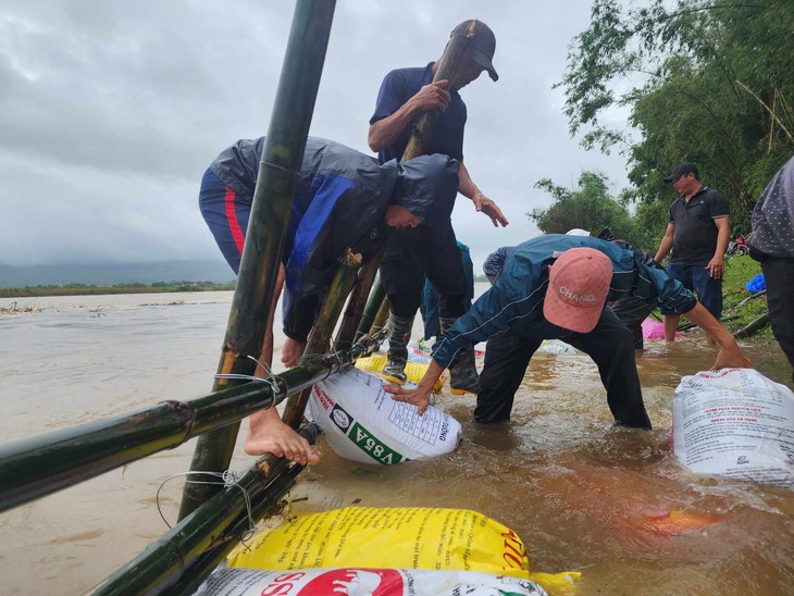 Lũ cuồn cuộn đổ về các sông, nhiều tuyến đường giao thông miền núi bị sạt lở, ách tắc- Ảnh 8.