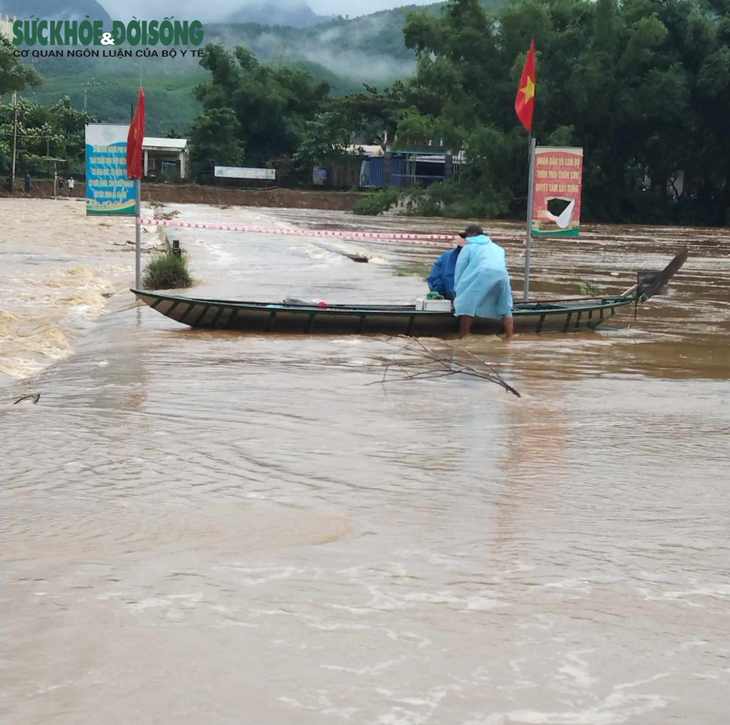 Lũ cuồn cuộn đổ về các sông, nhiều tuyến đường giao thông miền núi bị sạt lở, ách tắc- Ảnh 5.