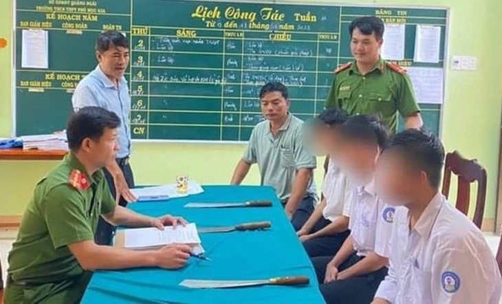 3 học sinh lên mạng mua dao đến trường để giải quyết mâu thuẫn- Ảnh 1.