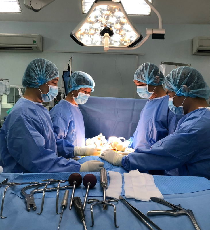Cứu sống bệnh nhân bị lao cột sống kèm lao phổi, nguy kịch tính mạng- Ảnh 2. Cứu sống bệnh nhân bị lao cột sống kèm lao phổi, nguy kịch tính mạng- Ảnh 2.