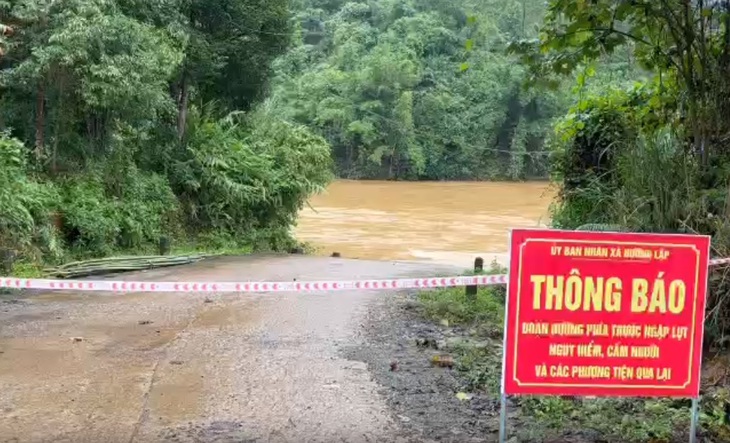 Miền Trung mưa lũ bủa vây, một người mất tích- Ảnh 8.