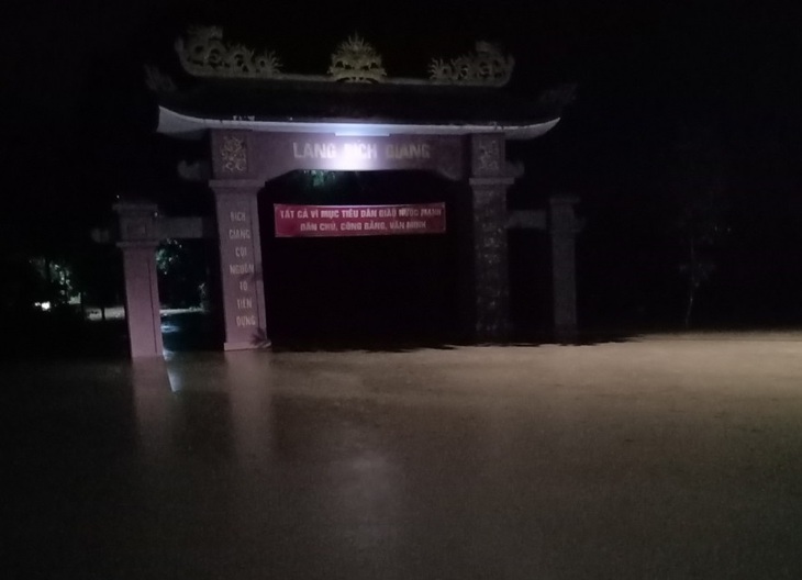 Mưa lớn nhấn chìm 800 hộ dân, cuốn trôi 50 con bò- Ảnh 5. Mưa lớn nhấn chìm 800 hộ dân, cuốn trôi 50 con bò- Ảnh 5.