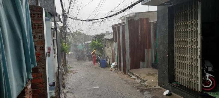 Phập phồng lo âu với những ngôi nhà cheo leo giữa núi trong mùa mưa bão- Ảnh 2. Phập phồng lo âu với những ngôi nhà cheo leo giữa núi trong mùa mưa bão- Ảnh 2.