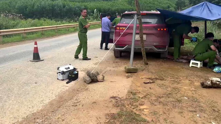 Xe con tông vào lan can, nhiều người thương vong- Ảnh 2. Xe con tông vào lan can, nhiều người thương vong- Ảnh 2.
