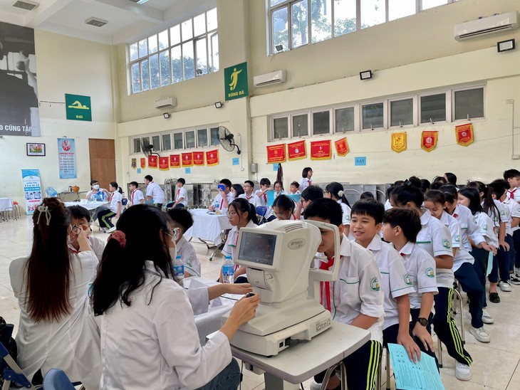Cha mẹ nên làm gì khi con bị cận thị?- Ảnh 1.