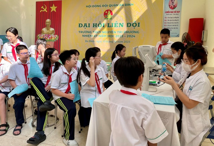 Cha mẹ nên làm gì khi con bị cận thị?- Ảnh 2.