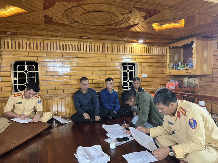 Mật phục xuyên đêm bắt tàu khai thác cát trái phép trên sông Hồng- Ảnh 3. Mật phục xuyên đêm bắt tàu khai thác cát trái phép trên sông Hồng- Ảnh 3.