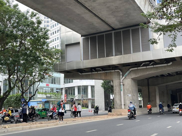 Người đi bộ sang đường không đúng quy định bị xử phạt như thế nào?- Ảnh 3.