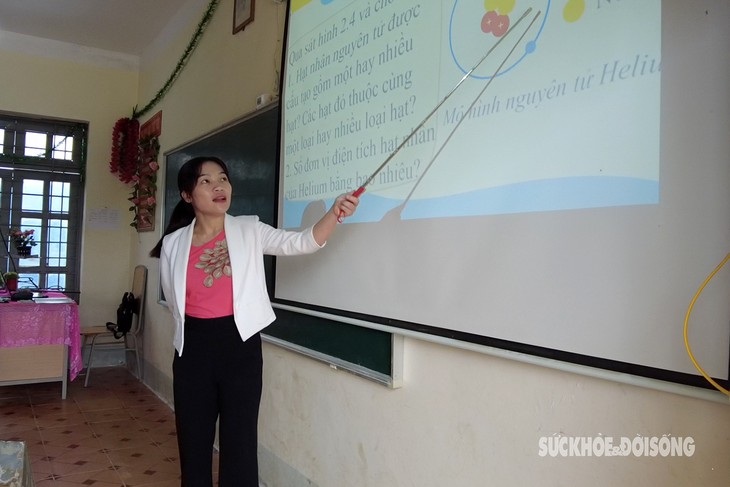 Cô giáo thương học trò vùng biên nghèo 'trời mưa áo ướt' nên không thể đến trường- Ảnh 1.