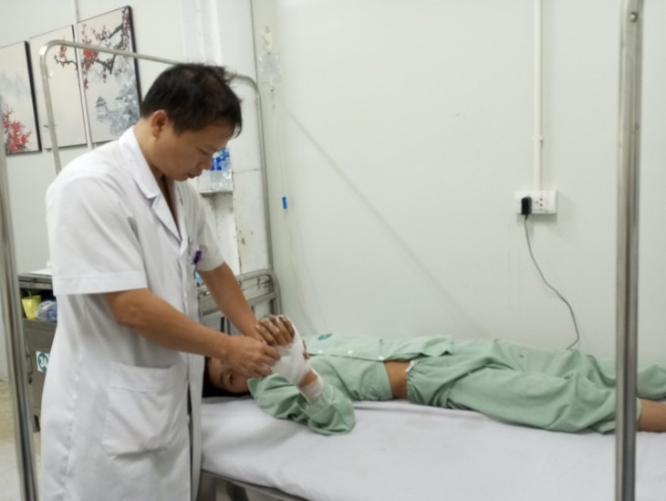 Học chế pháo theo hội nhóm trên mạng, trẻ suýt mất bàn tay- Ảnh 2. Học chế pháo theo hội nhóm trên mạng, trẻ suýt mất bàn tay- Ảnh 2.