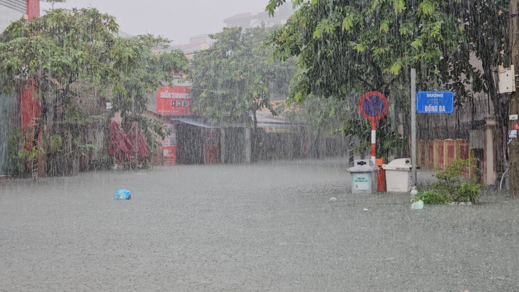Mưa trắng trời, đường phố Huế chìm trong biển nước, người dân dùng ghe thuyền để đi lại- Ảnh 1.