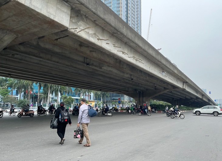 Người đi bộ sang đường không đúng quy định bị xử phạt như thế nào?- Ảnh 1.