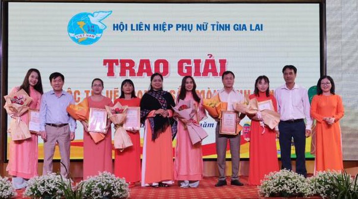 Trao giải các tác giả đạt giải cao trong cuộc thi vẽ tranh. Ảnh: Minh Châu