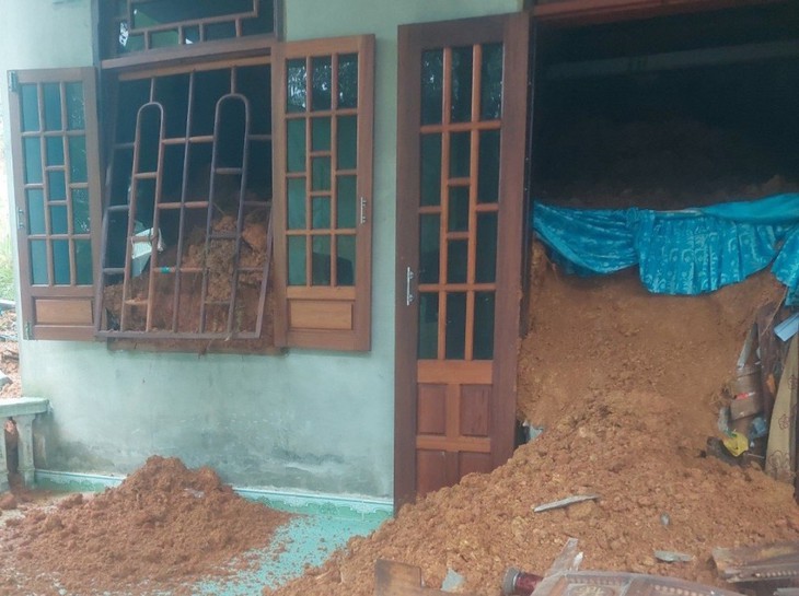 Giải cứu hai vợ chồng bị vùi lấp do hàng trăm khối đất đá sạt lở vào nhà- Ảnh 1. Giải cứu hai vợ chồng bị vùi lấp do hàng trăm khối đất đá sạt lở vào nhà- Ảnh 1.