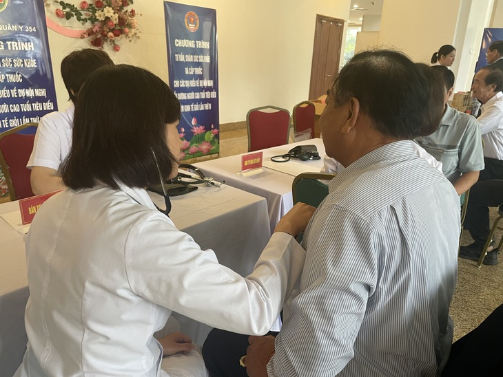 350 người cao tuổi được các bác sĩ Bệnh viện Quân y 354 thăm khám, cấp phát thuốc miễn phí
- Ảnh 1. 350 người cao tuổi được các bác sĩ Bệnh viện Quân y 354 thăm khám, cấp phát thuốc miễn phí
- Ảnh 1.