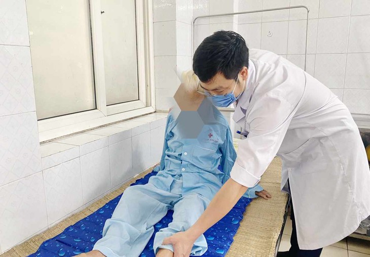 Vui đùa cùng con cháu, cụ bà 100 tuổi bị gãy xương đùi- Ảnh 2.