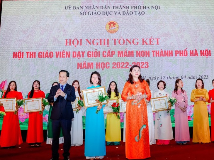 4 giáo viên Hà Nội được Bộ GD&ĐT vinh danh giáo viên tiêu biểu là ai?- Ảnh 1. 4 giáo viên Hà Nội được Bộ GD&ĐT vinh danh giáo viên tiêu biểu là ai?- Ảnh 1.