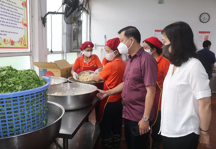 Cảnh giác ngộ độc thực phẩm từ bếp ăn tập thể- Ảnh 1.