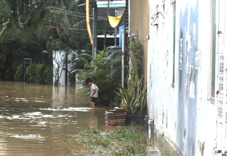 Mưa lớn, nhiều nhà ở Nha Trang bị ngập, cầu Phú Kiểng bị cuốn trôi- Ảnh 9. Mưa lớn, nhiều nhà ở Nha Trang bị ngập, cầu Phú Kiểng bị cuốn trôi- Ảnh 9.