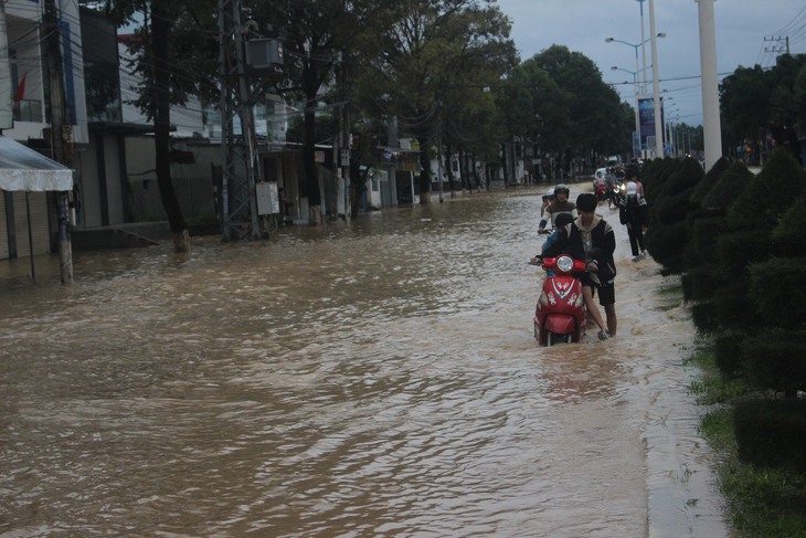Mưa lớn, nhiều nhà ở Nha Trang bị ngập, cầu Phú Kiểng bị cuốn trôi- Ảnh 4. Mưa lớn, nhiều nhà ở Nha Trang bị ngập, cầu Phú Kiểng bị cuốn trôi- Ảnh 4.