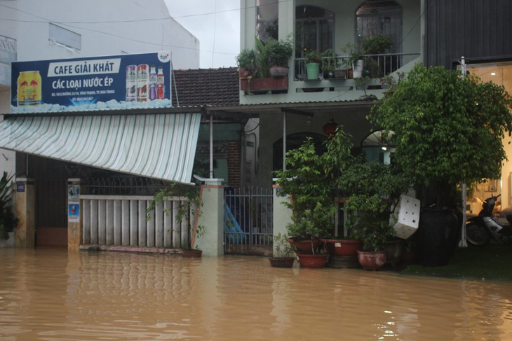 Mưa lớn, nhiều nhà ở Nha Trang bị ngập, cầu Phú Kiểng bị cuốn trôi- Ảnh 5. Mưa lớn, nhiều nhà ở Nha Trang bị ngập, cầu Phú Kiểng bị cuốn trôi- Ảnh 5.