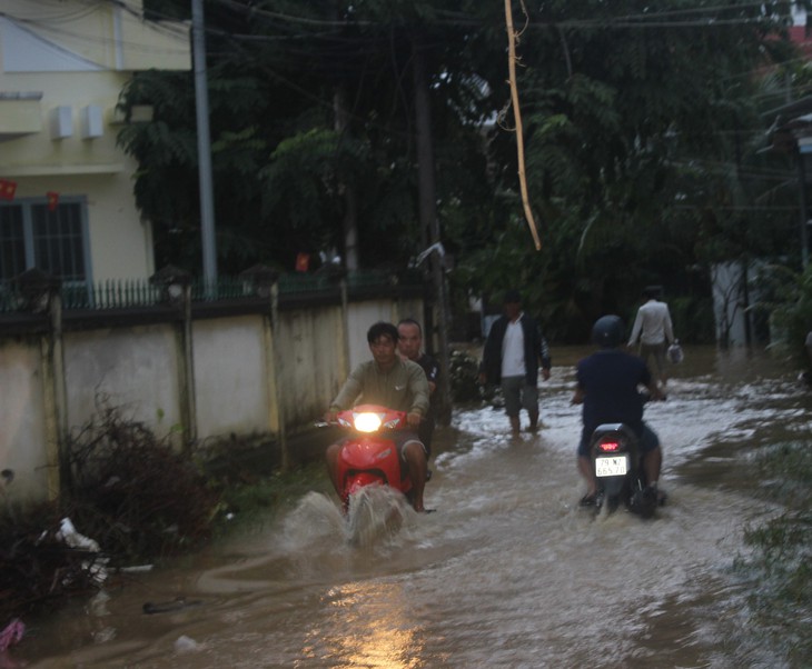 Mưa lớn, nhiều nhà ở Nha Trang bị ngập, cầu Phú Kiểng bị cuốn trôi- Ảnh 8. Mưa lớn, nhiều nhà ở Nha Trang bị ngập, cầu Phú Kiểng bị cuốn trôi- Ảnh 8.