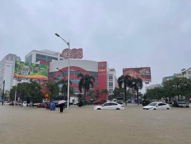Mưa lớn ở miền Trung kéo dài đến khi nào?- Ảnh 2. Mưa lớn ở miền Trung kéo dài đến khi nào?- Ảnh 2.