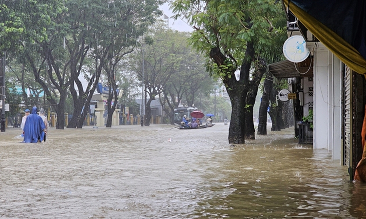 Chuyên gia nói về nguyên nhân mưa lớn ở miền Trung- Ảnh 2. Chuyên gia nói về nguyên nhân mưa lớn ở miền Trung- Ảnh 2.