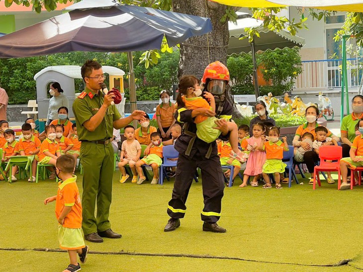 Trẻ mầm non được dạy cách thoát hiểm khi xảy ra cháy- Ảnh 8.