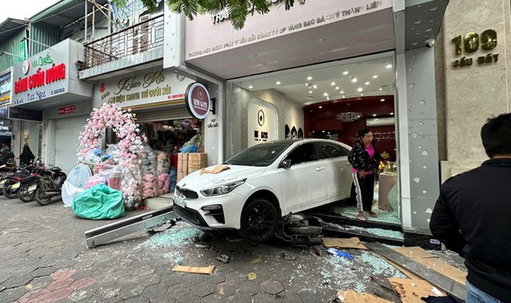 Nữ tài xế lùi xe đâm vào cửa hàng trang sức khiến người bảo vệ tử vong- Ảnh 2.