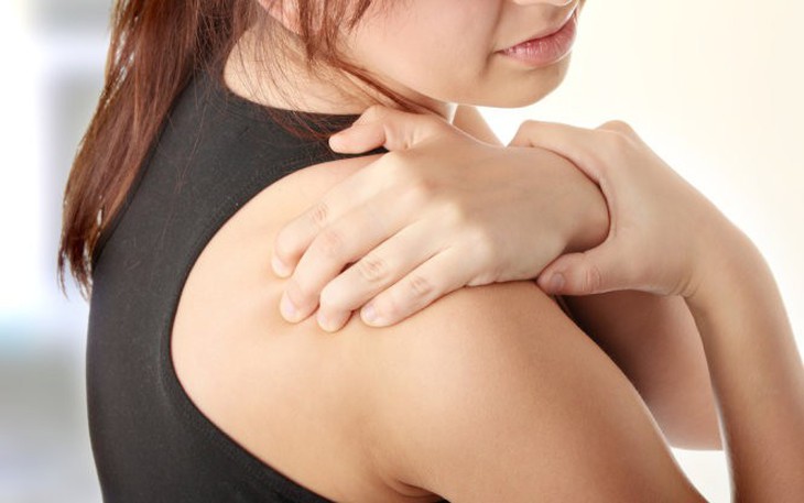 Tá hỏa lấy ra 40 khối u sụn trong khớp vai nữ thanh niên