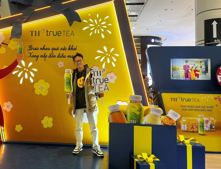 Gian hàng tương tác của TH thu hút hàng ngàn người cùng "Xoay nắp đón điều may"- Ảnh 1.