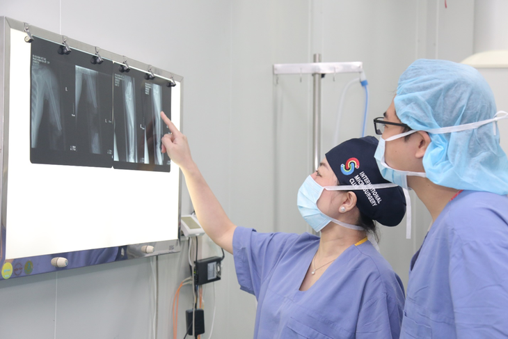 Tự ngã do vạt áo chống nắng quấn vào bánh xe máy, cô gái trẻ gần đứt rời cánh tay- Ảnh 1. Tự ngã do vạt áo chống nắng quấn vào bánh xe máy, cô gái trẻ gần đứt rời cánh tay- Ảnh 1.