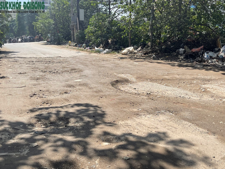 Xe cộ khổ sở đi trên đoạn đường xuống cấp lâu năm ở Hà Nội- Ảnh 4. Xe cộ khổ sở đi trên đoạn đường xuống cấp lâu năm ở Hà Nội- Ảnh 4.