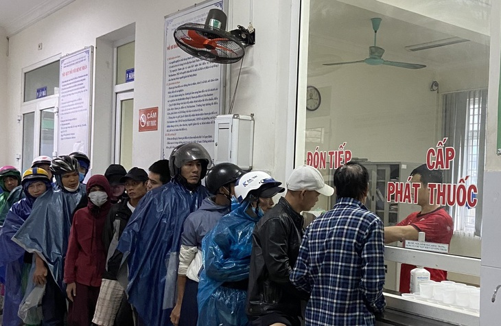 Không để mưa lũ làm ảnh hưởng hoạt động khám chữa bệnh- Ảnh 2.
