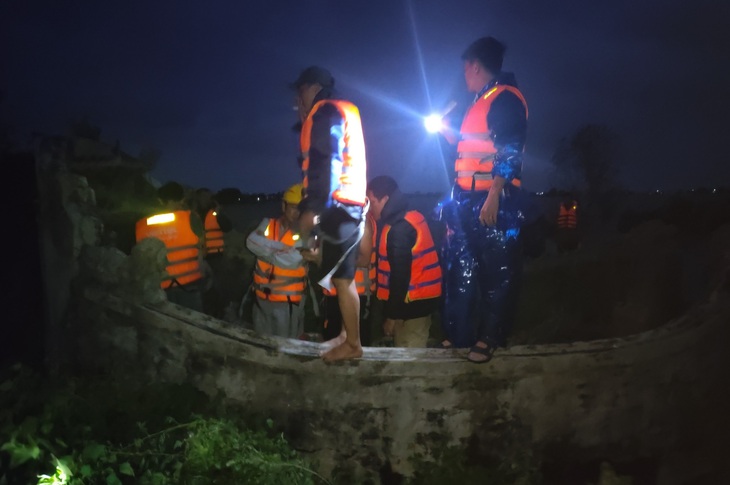 Thuyền chở 6 thành viên nhà mạng Viettel bị lật giữa mưa lũ- Ảnh 2. Thuyền chở 6 thành viên nhà mạng Viettel bị lật giữa mưa lũ- Ảnh 2.