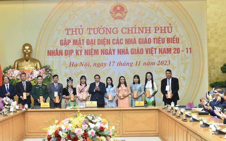 Thủ tướng: "Thành công của giáo dục không phải nhồi kiến thức cho đầy mà thắp lên ngọn lửa đam mê"