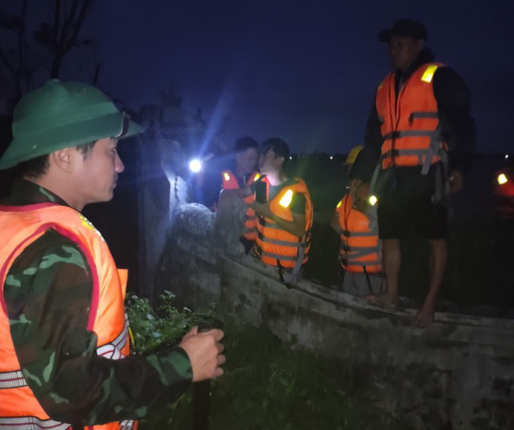 Thuyền chở 6 thành viên nhà mạng Viettel bị lật giữa mưa lũ- Ảnh 1. Thuyền chở 6 thành viên nhà mạng Viettel bị lật giữa mưa lũ- Ảnh 1.