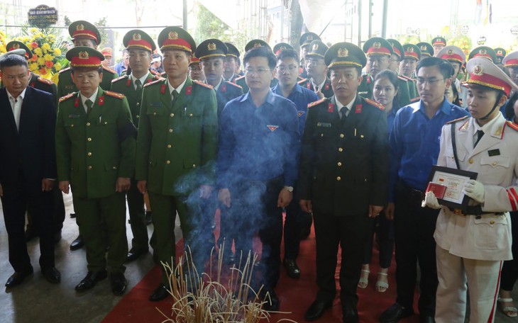 Truy tặng huy hiệu Tuổi trẻ dũng cảm cho đại úy Trần Trung Hiếu