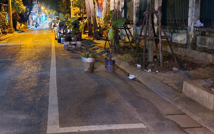 Hà Nội: Người dân "xí phần" lòng đường giữ chỗ đỗ ô tô