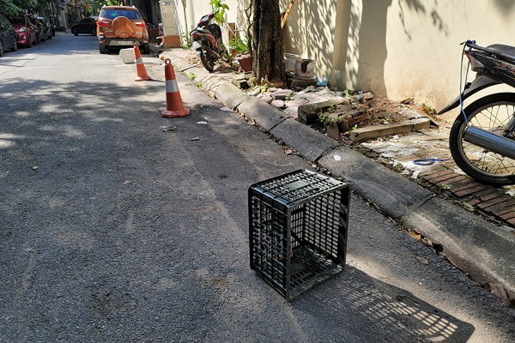 Hà Nội: Người dân 'xí phần' lòng đường giữ chỗ đỗ ô tô- Ảnh 6.