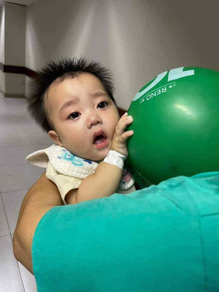 Xót thương đôi vợ chồng hiếm muộn, vừa nhận con nuôi thì con lại mắc bệnh hiểm nghèo- Ảnh 1. Xót thương đôi vợ chồng hiếm muộn, vừa nhận con nuôi thì con lại mắc bệnh hiểm nghèo- Ảnh 1.