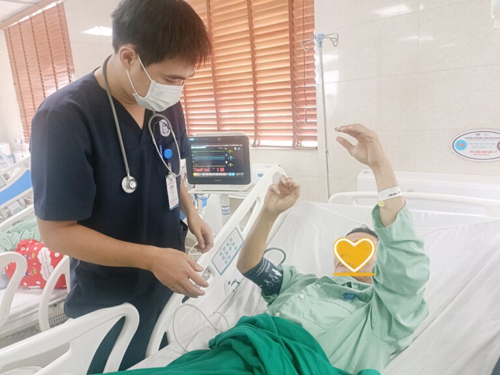 Đang ăn cơm trưa, người đàn ông đột ngột xuất hiện méo miệng, liệt nửa người phải- Ảnh 3.