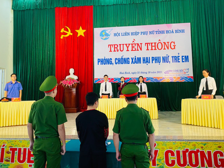 ‘Phiên tòa giả định’ góp phần truyền thông phòng, chống xâm hại phụ nữ, trẻ em- Ảnh 1. ‘Phiên tòa giả định’ góp phần truyền thông phòng, chống xâm hại phụ nữ, trẻ em- Ảnh 1.