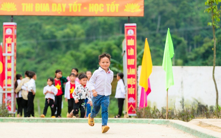 Hình ảnh xúc động của 28 thầy giáo cắm bản ở ngôi trường đặc biệt trên đỉnh Phà Cà Tủn- Ảnh 14. Hình ảnh xúc động của 28 thầy giáo cắm bản ở ngôi trường đặc biệt trên đỉnh Phà Cà Tủn- Ảnh 14.